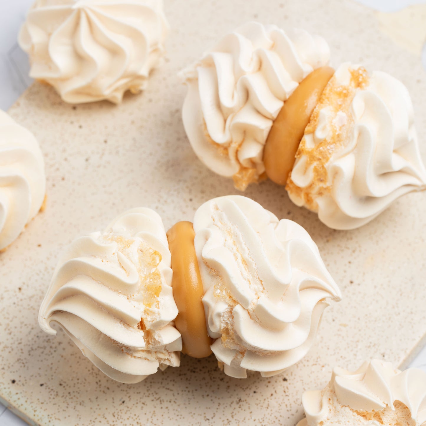 Merengón con manjar de campo